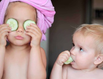 Zwei Kinder beim Spielen mit den Wellnessangeboten