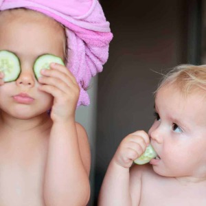 Zwei Kinder beim Spielen mit den Wellnessangeboten