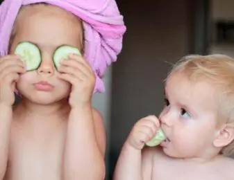 Zwei Kinder beim Spielen mit den Wellnessangeboten