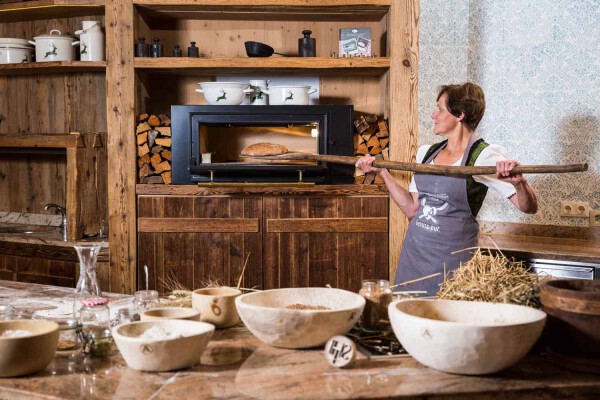 Brotbacken im Almwellness-Resort Tuffbad ist Teil der Spezialisierung in Richtung Slow Food.