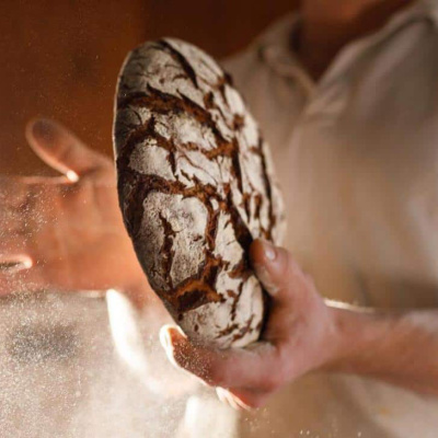 Brotbacken wird im Almwellness-Resort Tuffbad schon seit vielen Jahren angeboten.