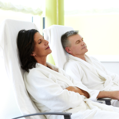 Entspannungsbereich in einem Thermal- und Wellnesshotel mit ruhiger Atmosphäre